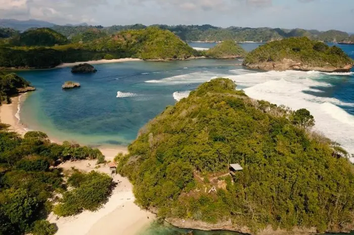 Pantai Teluk Asmara, Pesona Pantai Eksotis dengan Suasana Alami Nan Asri di Malang