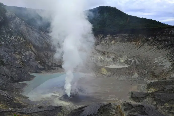 Pesona Eksotis Kawah Ratu Gunung Salak yang Memukau