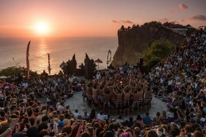 Pura Uluwatu Bali, Menikmati Pemandangan Eksotis